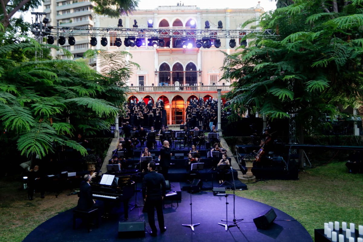 Musicians and choir singers prepare to perform at a concert for the victims of August's deadly Beirut blast in the gardens of the damaged 19th-century Sursock Palace in Achrafieh in the Lebanese capital on September 20, 2020. / AFP / ANWAR AMRO
