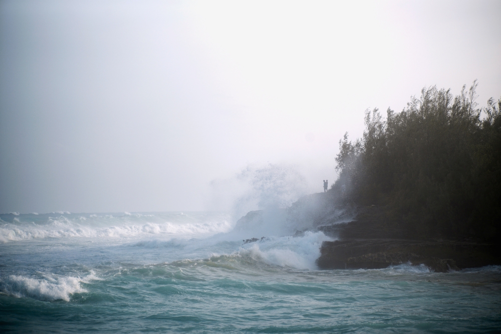 Waves swell as Hurricane Teddy approaches Bermuda at Devonshire Bay September 20, 2020. REUTERS/Nicola Muirhead