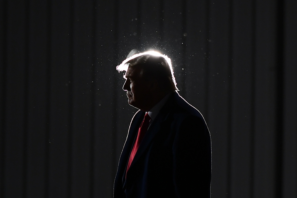 US President Donald Trump looks on as he departs a rally at Toledo Express Airport in Swanton, Ohio on September 21, 2020. / AFP / MANDEL NGAN
