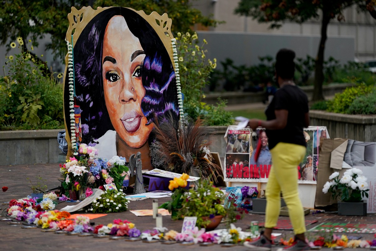 FILE PHOTO: A woman visits the memorial for Breonna Taylor in Louisville, Kentucky, U.S., September 11, 2020. REUTERS/Bryan Woolston/File Photo/File Photo
