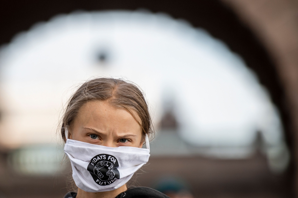Swedish climate activist Greta Thunberg takes part in a Fridays For Future protest in front of the Swedish Parliament (Riksdagen) in Stockholm on September 25, 2020. / AFP / JONATHAN NACKSTRAND