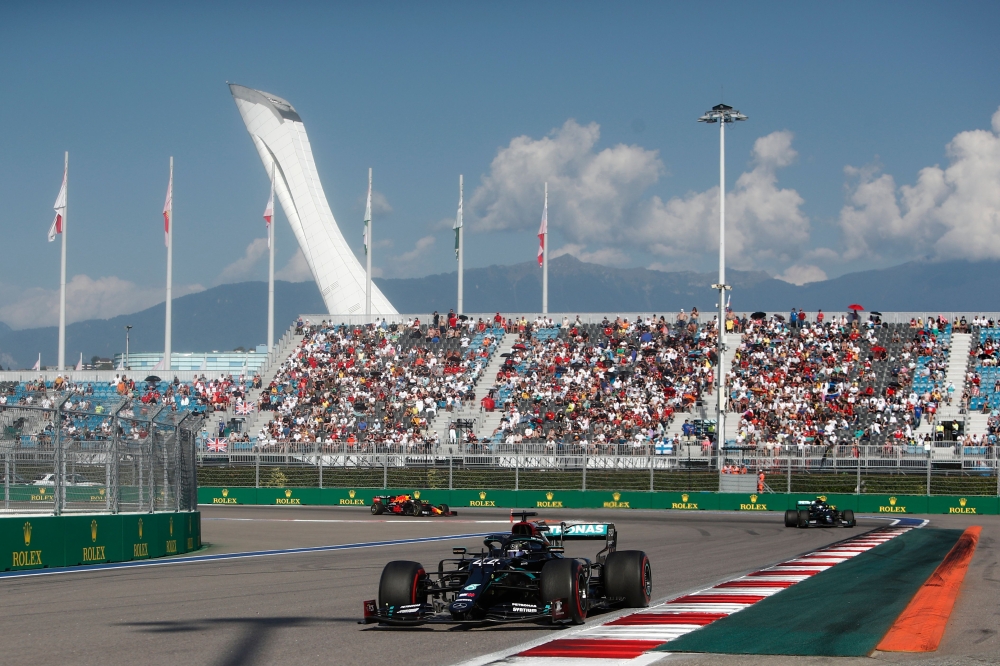 Mercedes' British driver Lewis Hamilton steers his car during the Formula One Russian Grand Prix at the Sochi Autodrom Circuit in Sochi on September 27, 2020. / AFP / POOL / MAXIM SHEMETOV
