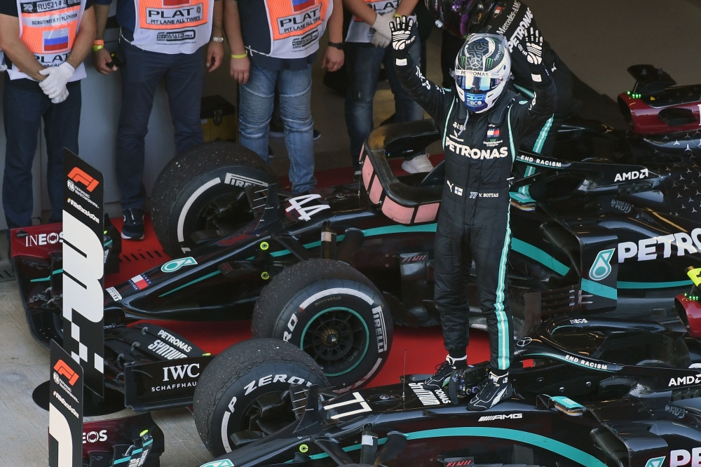 Mercedes' Finnish driver Valtteri Bottas celebrates after winning the Formula One Russian Grand Prix at the Sochi Autodrom Circuit in Sochi on September 27, 2020. / AFP / POOL / Kirill KUDRYAVTSEV