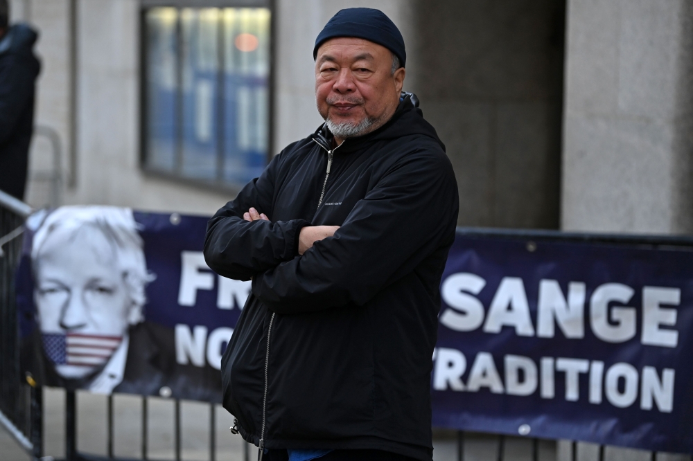 Chinese dissident artist Ai Weiwei stages a silent protest in support of Julian Assange outside of the Old Bailey court in central London on September 28, 2020, where the extradition hearing against the WikiLeaks founder has resumed. AFP / DANIEL LEAL-OLI