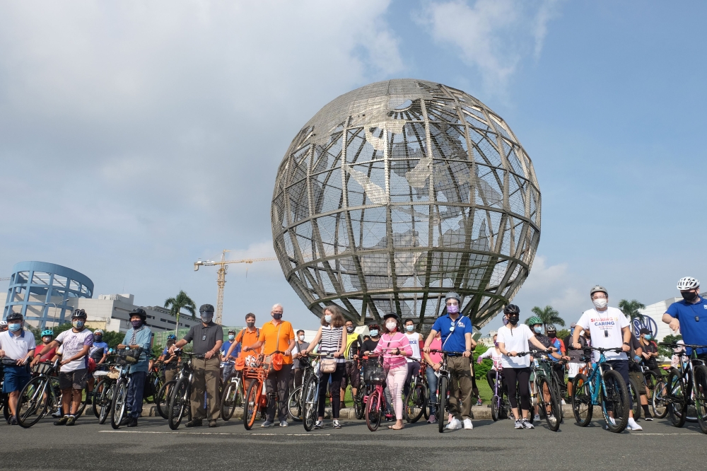 In this photo taken on September 26, 2020, people along with local government officials prepare to ride on bicycles during a launch ceremony encouraging people to take bicycles to their workplaces, at a mall in Manila. / AFP / AC Dimatatac