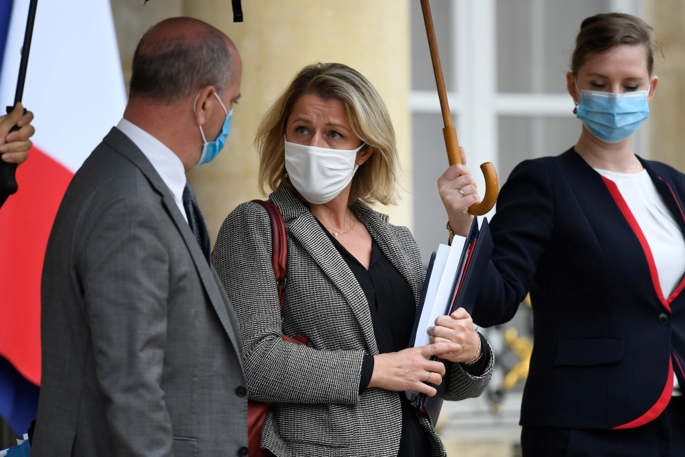 French Ecological Transition Minister Barbara Pompili (C) leaves after a weekly cabinet meeting at the Elysee Presidential Palace on September 28, 2020 in Paris. / AFP / Bertrand Guay 