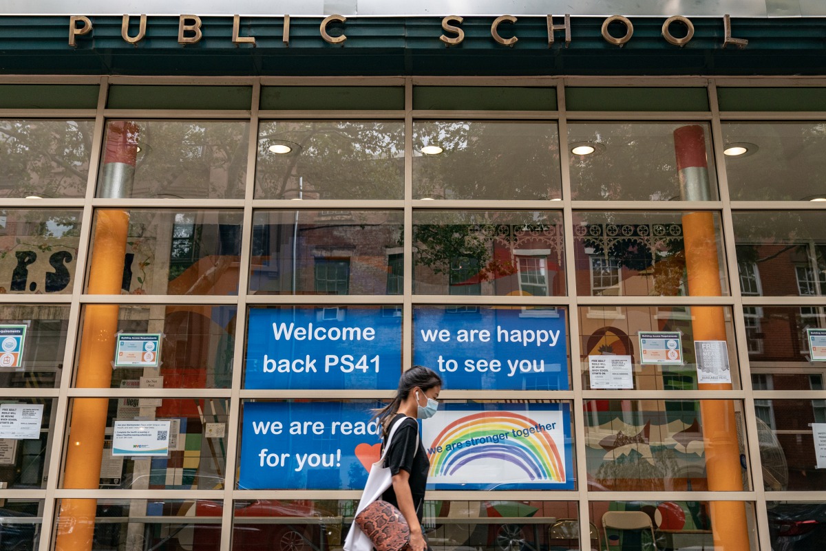 A pedestrian walks past Public School 41 following the outbreak of the coronavirus disease (COVID-19) in the Manhattan borough of New York City, New York, U.S., September 27, 2020. REUTERS/Jeenah Moon
