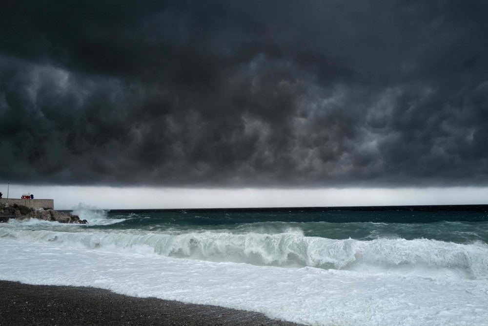 Waves hit the shore near the Promenade des Anglais in Nice on October 2, 2020 as storm Alex reaches the French riviera's coasts. AFP / Valery Hache 
 