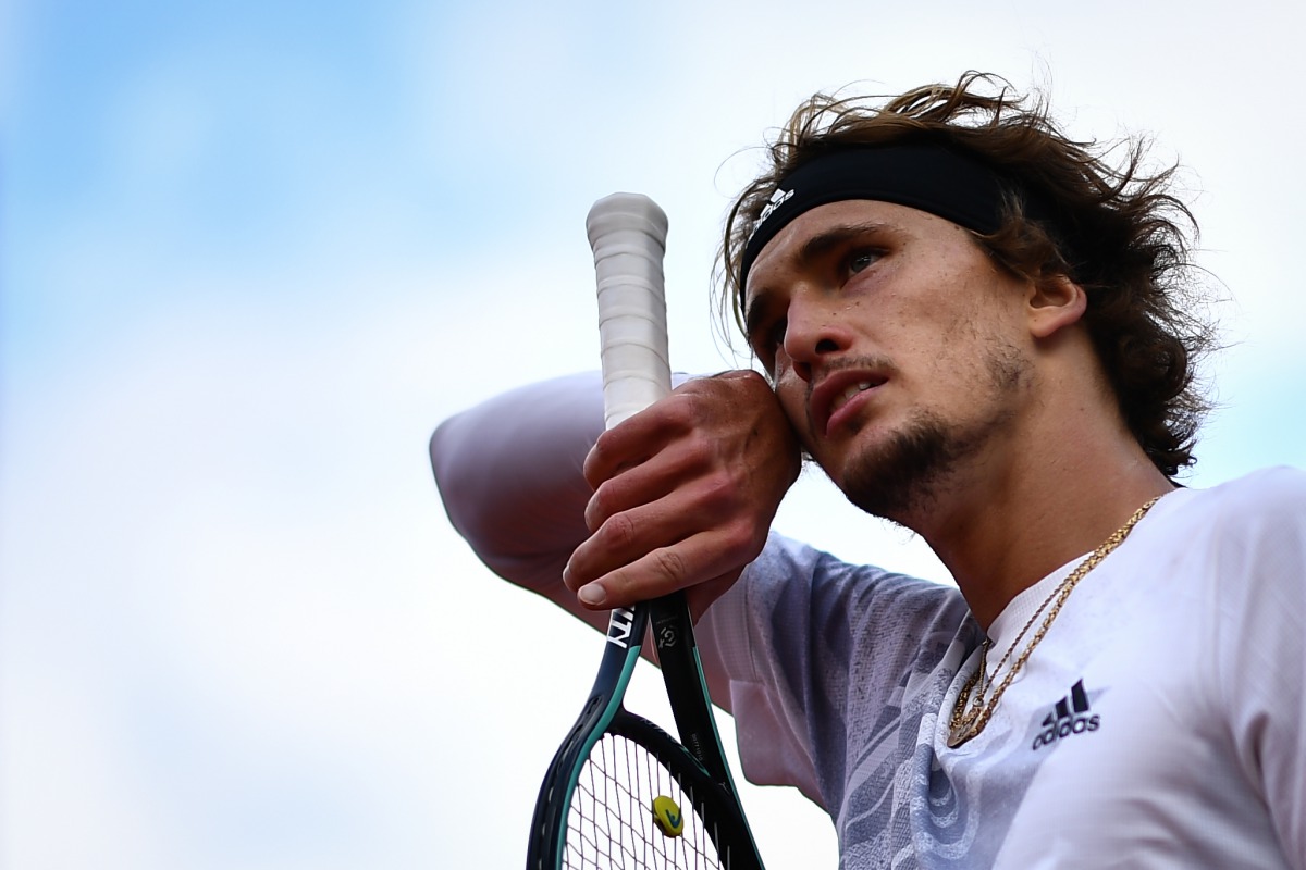 Germany's Alexander Zverev reacts as he plays against Italy's Jannik Sinner during their men's singles fourth round tennis match on Day 8 of The Roland Garros 2020 French Open tennis tournament in Paris on October 4, 2020. / AFP / Anne-Christine POUJOULAT
