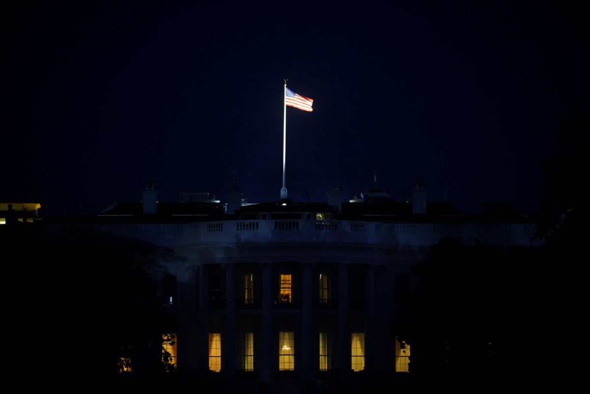 The lights are on in the White House as U.S. President Donald Trump continues hospitalized at Walter Reed National Military Medical Center after tested positive for the coronavirus disease (COVID-19) in Washington, U.S., October 5, 2020. REUTERS/Carlos Ba
