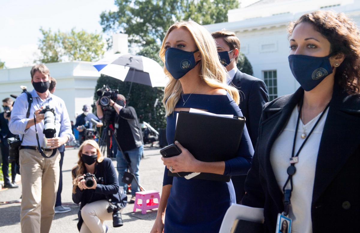 White House Press Secretary Kayleigh McEnany walks to speak to members of the media at the White House in Washington, DC, October 2, 2020. / AFP / SAUL LOEB
