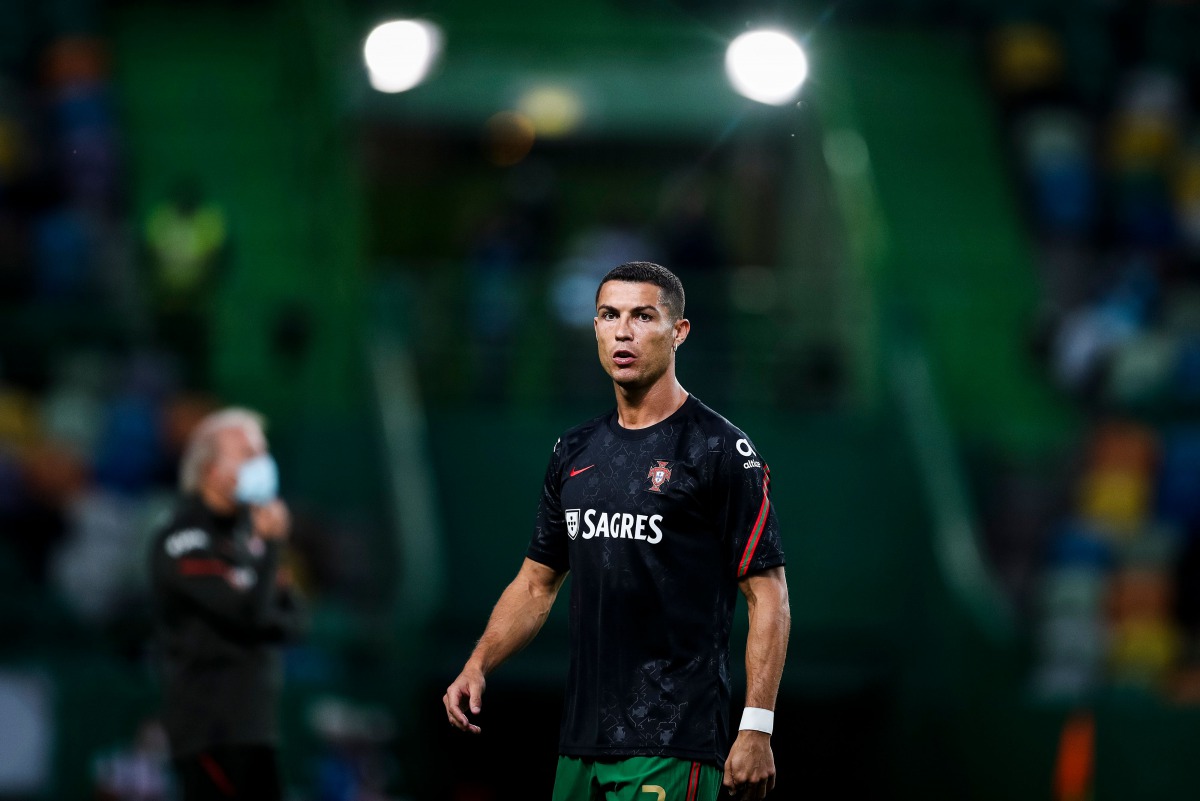Portugal's forward Cristiano Ronaldo warms up before the friendly football match between Portugal and Spain at the Jose Alvalade stadium in Lisbon on October 7, 2020. / AFP / CARLOS COSTA

