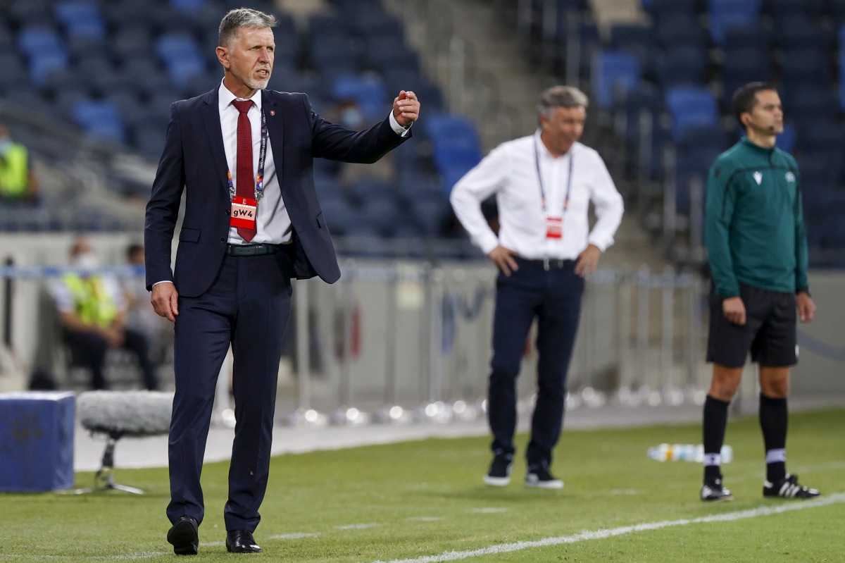 Czech's coach Jaroslav Silhavy (L) peaks to his players during the UEFA Nations League Group B2 football match between the Israel and Czech Republic at the Sammy Ofer Stadium in the city of Haifa on October 11, 2020. / AFP / JACK GUEZ
