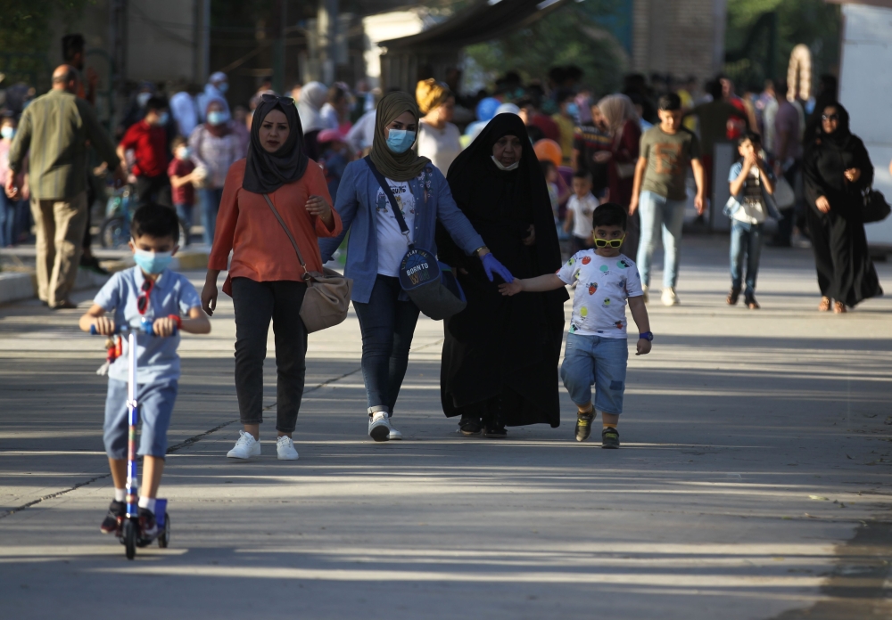 Iraqi families walk in Baghdad's Zawraa Park on October 9, 2020, after the government lifted restrictions imposed by the coronavirus pandemic. / AFP / AHMAD AL-RUBAYE