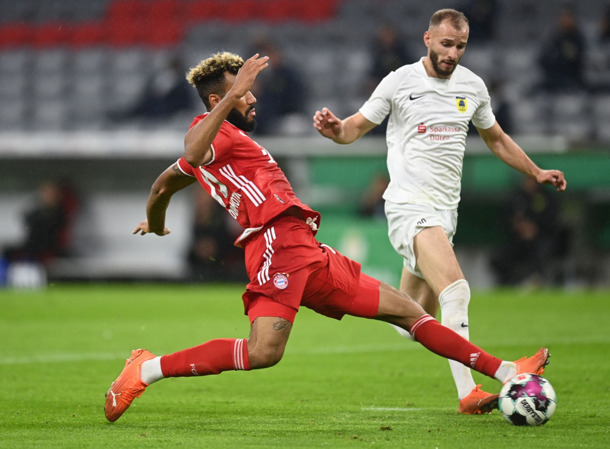 Bayern Munich's Cameroonian forward Eric Maxim Choupo-Moting scores the opening goal past Dueren's Bosnian-German midfielder Adis Omerbasic (R) during the German Cup (DFB Pokal) first round football match 1. / AFP / CHRISTOF STACHE