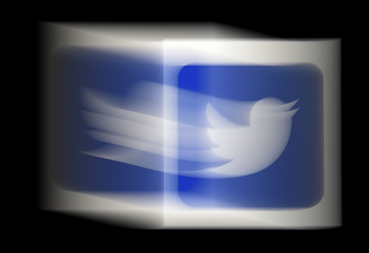 (FILES) This file photo illustration shows a Twitter logo displayed on a mobile phone on August 10, 2020, in Arlington, Virginia./ AFP / Olivier DOULIERY

