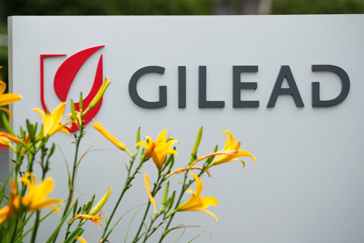FILE PHOTO: Gilead Sciences Inc sign is seen after it announced a Phase 3 Trial of the investigational antiviral drug remdesivir in patients with severe coronavirus disease (COVID-19), during the outbreak of the coronavirus disease (COVID-19), in Oceansid