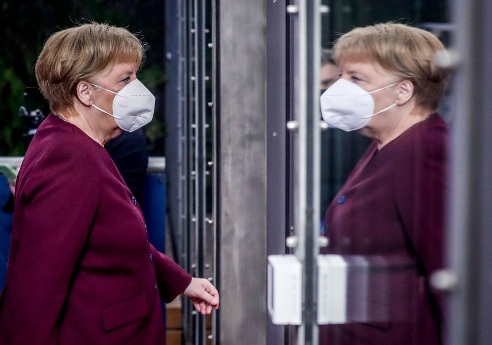 German Federal Chancellor Angela Merkel arrives for a round table meeting on the second day of a two days EU summit, in Brussels, on October 16, 2020. AFP / POOL / OLIVIER HOSLET