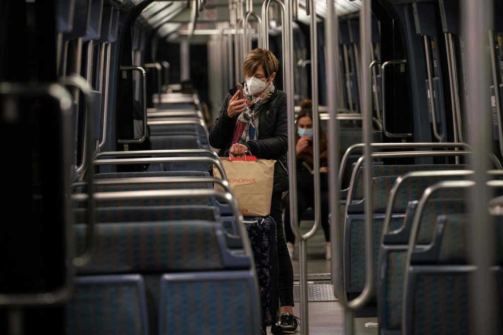 People commute in a metro train, on October 17, 2020 in Paris, at the start of a nighttime curfew implemented to fight the spread of the Covid-19 pandemic caused by the novel coronavirus. AFP / ABDULMONAM EASSA