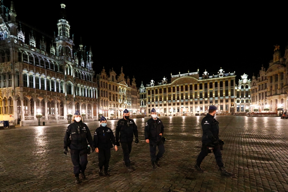 Police officers patrol Brussels' Grand Place during a nighttime curfew imposed by the Belgian government as the spread of the coronavirus disease (COVID-19) continues, in Brussels, Belgium October 20, 2020. REUTERS/Francois Lenoir