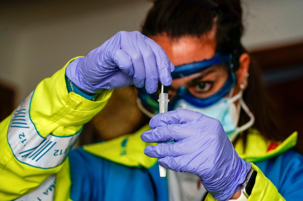 Madrid Emergency Service (SUMMA) UVI-8 unit's nurse Elena Tena holds a swab sample taken from a patient amid the coronavirus disease (COVID-19) outbreak in Madrid, Spain, October 19, 2020. Picture taken October 19, 2020. REUTERS/Juan Medina
