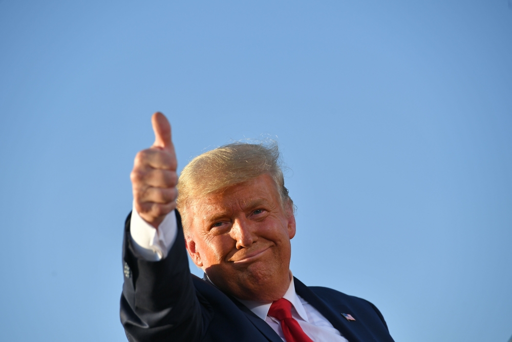 US President Donald Trump gives a thumbs up as he leaves a rally at Tucson International Airport in Tucson, Arizona on October 19, 2020. AFP / Mandel Ngan 