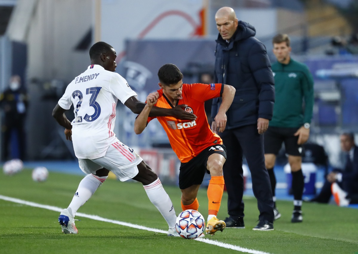 Soccer Football - Champions League - Group B - Real Madrid v Shakhtar Donetsk - Estadio Alfredo Di Stefano, Madrid, Spain - October 21, 2020 Real Madrid's Ferland Mendy in action with Shakhtar Donetsk's Manor Solomon as Real Madrid coach Zinedine Zidane l