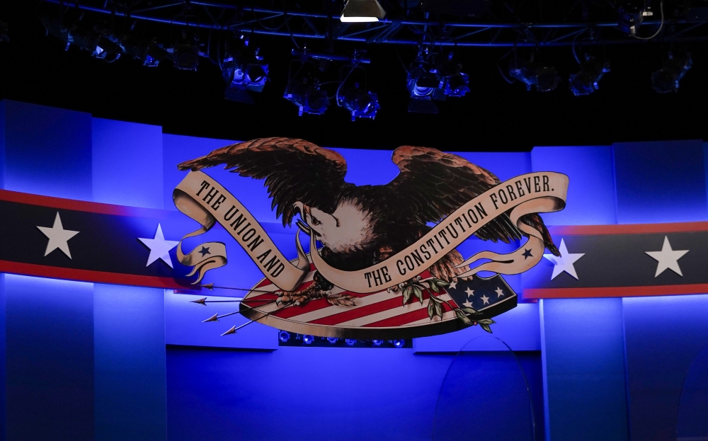 The Great Seal of the United States is seen above the stage for the final presidential debate of the US 2020 presidential elections at Belmont University on October 21,2020 in Nashville, Tennessee. / AFP / Brendan SMIALOWSKI