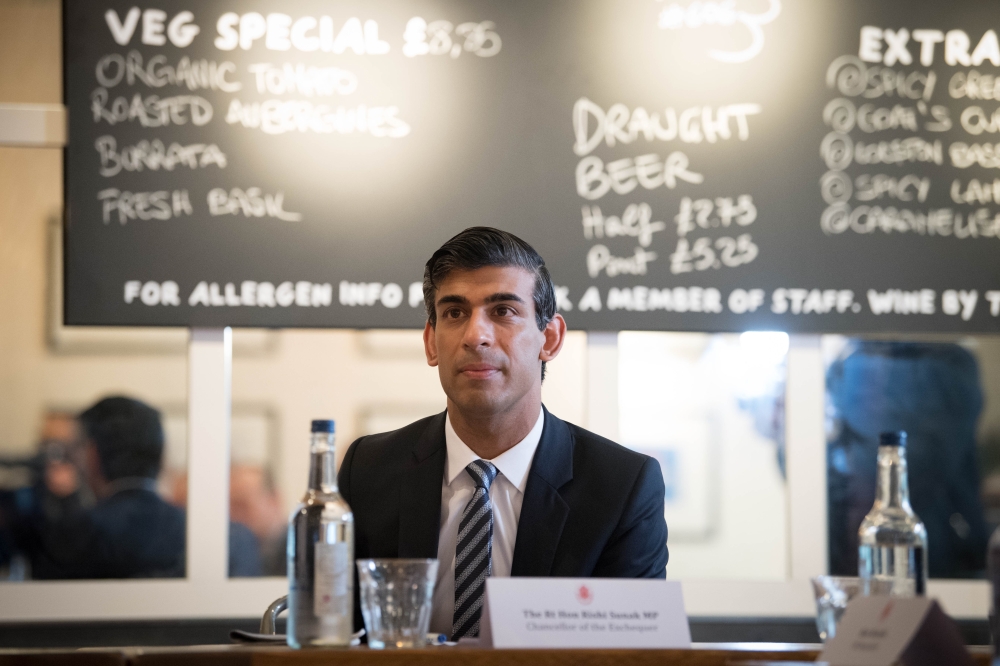 Britain's Chancellor of the Exchequer Rishi Sunak hosts a roundtable meeting for business representatives at a branch of the Franco Manca chain pizza restaurant in London on October 22, 2020. AFP / POOL / Stefan Rousseau