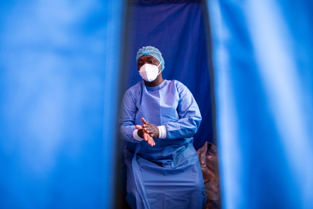 A health worker prepares to do a COVID-19 coronavirus molecular test in Parkview, Johannesburg, on October 22, 2020, provided free of charge by the City of Johannesburg Health Department. / AFP / LUCA SOLA