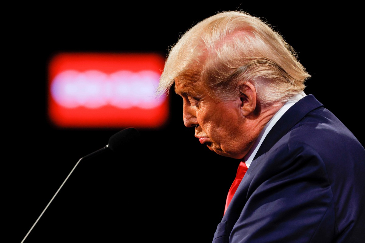 TOPSHOT - US President Donald Trump reacts during the final presidential debate at Belmont University in Nashville, Tennessee, on October 22, 2020. / AFP / POOL / JIM BOURG
