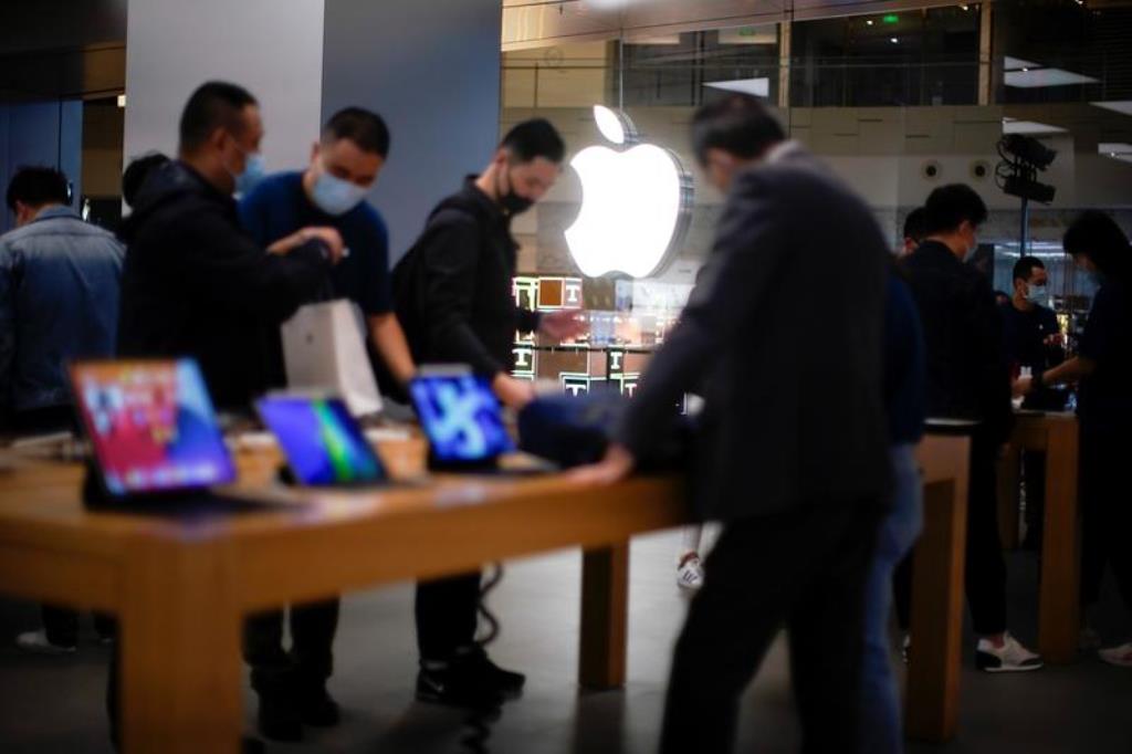 People look at Apple products at an Apple Store, as the coronavirus disease (COVID-19) outbreak continues in Shanghai China October 23, 2020. REUTERS/Aly Song
