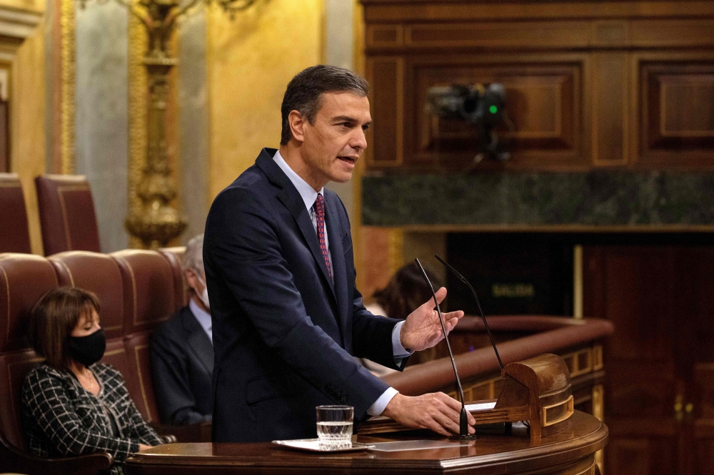 Spanish Prime Minister Pedro Sanchez addresses a parliamentary session in Madrid on October 22, 2020. Spanish far-right party Vox is presenting a no-confidence motion in parliament against the Spanish premier. / AFP / POOL / Pablo Blazquez
