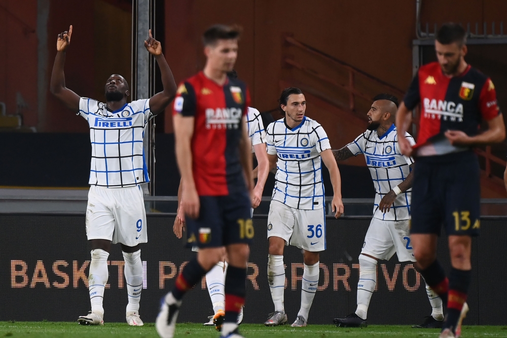 Inter Milan's Belgian forward Romelu Lukaku (R) celebrates after scoring his team's first goal during the Italian Serie A football match Genoa vs Inter Milan at the Luigi-Ferraris Stadium in Genoa, on October 24, 2020. / AFP / MARCO BERTORELLO