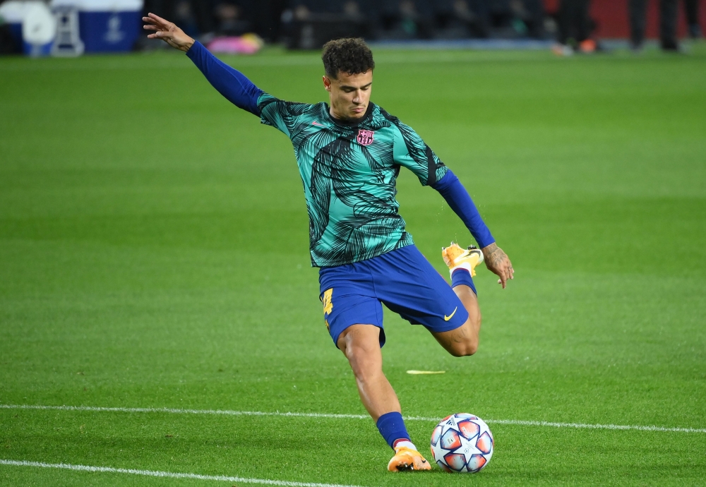 Barcelona's Brazilian midfielder Philippe Coutinho warms up before the UEFA Champions League football match between FC Barcelona and Ferencvarosi TC at the Camp Nou stadium in Barcelona on October 20, 2020. / AFP / LLUIS GENE