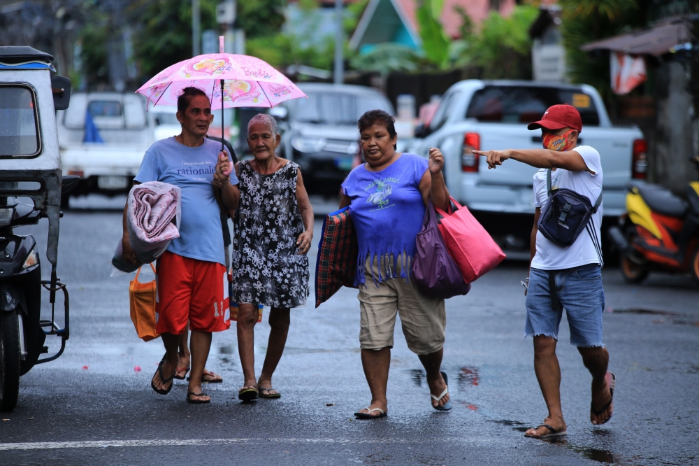 Residents evacuate from their home in the coastal area of Legaspi City, Albay province south of Manila on October 25, 2020, ahead of tropical storm Molave's expected landfall. AFP / Charism SAYAT