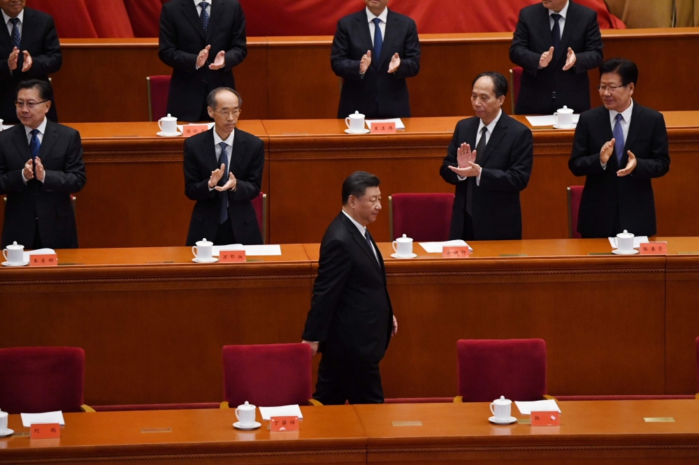 Chinese President Xi Jinping is applauded as he arrives for a ceremony marking the 70th anniversary of China's entry into the Korean War, in Beijing's Great Hall of the People on October 23, 2020. / AFP / NOEL CELIS