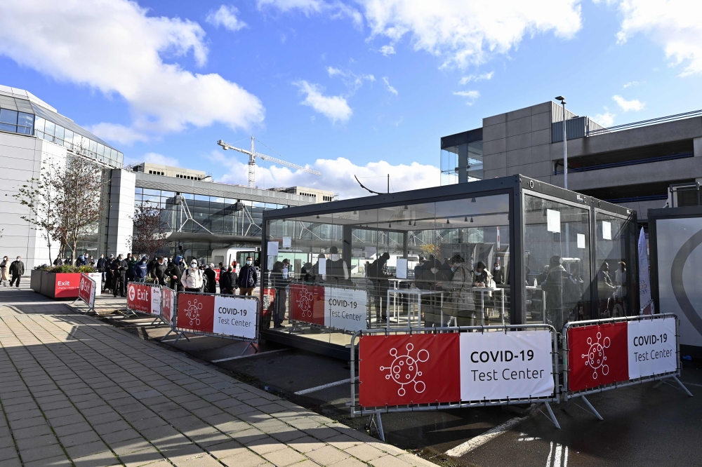 People queue to be screened for Covid-19 at a testing station set up at Brussels Airport, in Zaventem, on October 26, 2020. Belgium OUT / AFP / Belga / ERIC LALMAND