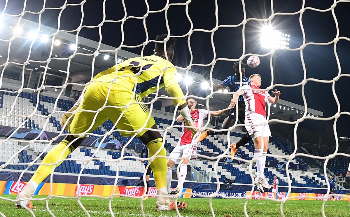 Atalanta's Colombian forward Duvan Zapata (C) heads the ball and scores during the UEFA Champions League group D football match, between Atalanta and Ajax at the Atleti Azzurri d'Italia stadium in Bergamo, northern Italy, on October 27, 2020. / AFP / Migu