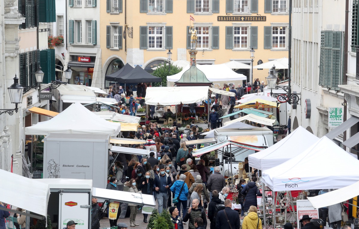 A general view shows the weekly market, as the spread of the coronavirus disease (COVID-19) continues, in the oldtown of Solothurn, October 24, 2020. REUTERS/Arnd Wiegmann
