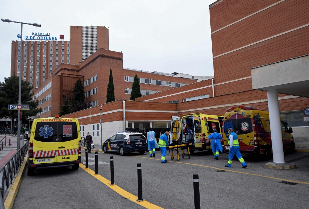 Ambulances are parked at the 12 de Octubre hospital in Madrid, amid the coronavirus (COVID-19) pandemic, on October 28, 2020. / AFP / OSCAR DEL POZO
