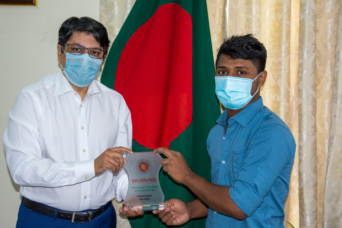 Bangladesh Ambassador to Qatar, Md. Jashim Uddin (left), presents a plaque to Mohammad Yasin for his exemplary deed.