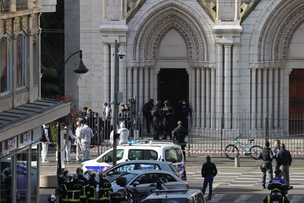 French members of the elite tactical police unit RAID enter to search the Basilica of Notre-Dame de Nice after a knife attack in Nice on October 29, 2020. AFP / Valery Hache 