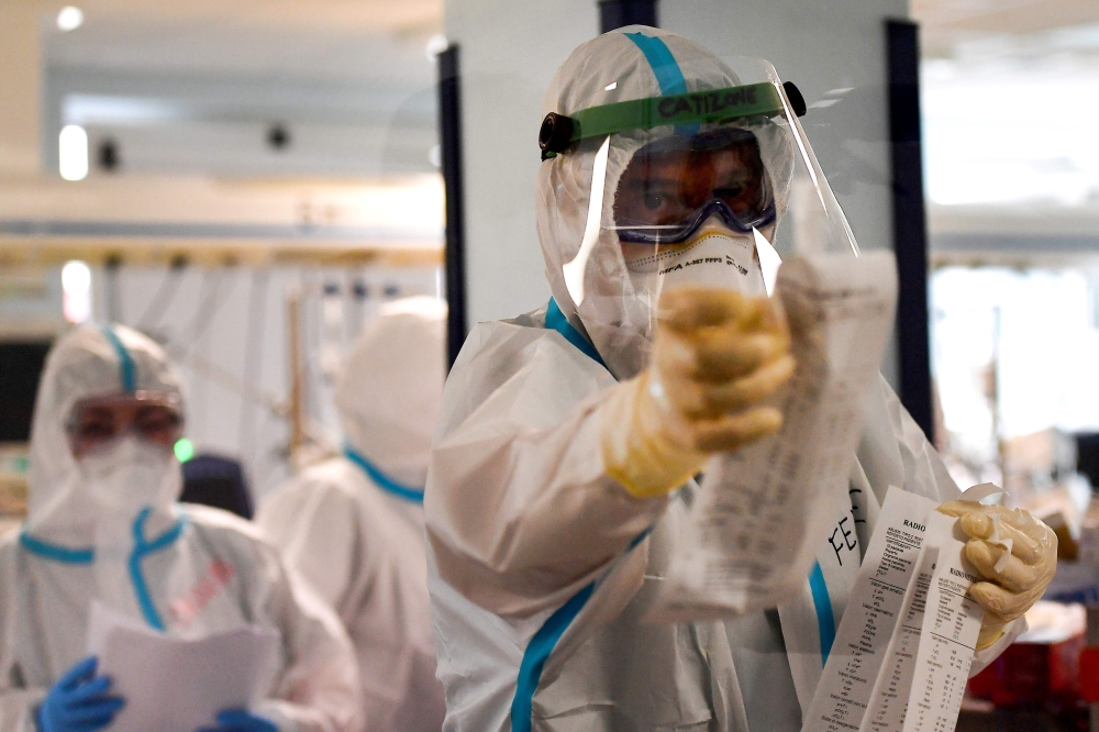 Members of medical staff wearing personal protective equipment (PPE) works in the Intensive Care Unit (ICU) for the Covid-19 (the novel coromavirus) cases, in the San Filippo Neri hospital in Rome, on October 29, 2020. / AFP / Tiziana FABI