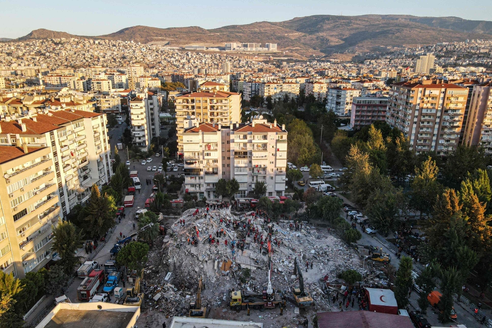 An aerial view taken on October 31, 2020, in Izmir shows Rescue workers searching for survivors in a collapsed building after a powerful earthquake struck Turkey's western coast and parts of Greece.  AFP / Ozan KOSE
