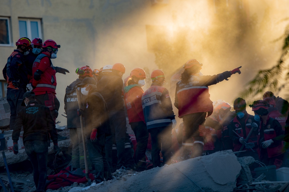 Volunteers and rescue personnel search for survivors in a collapsed building in Izmir, on November 1, 2020, after a powerful earthquake struck Turkey's western coast and parts of Greece. AFP / Yasin Akgul 