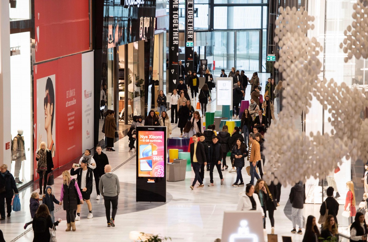 People walk at Westfield Mall of Scandinavia shopping center in Solna, outside Stockholm, Sweden on October 30, 2020, during the coronavirus (Covid-19) pandemic./ AFP / TT NEWS AGENCY / Amir NABIZADEH
