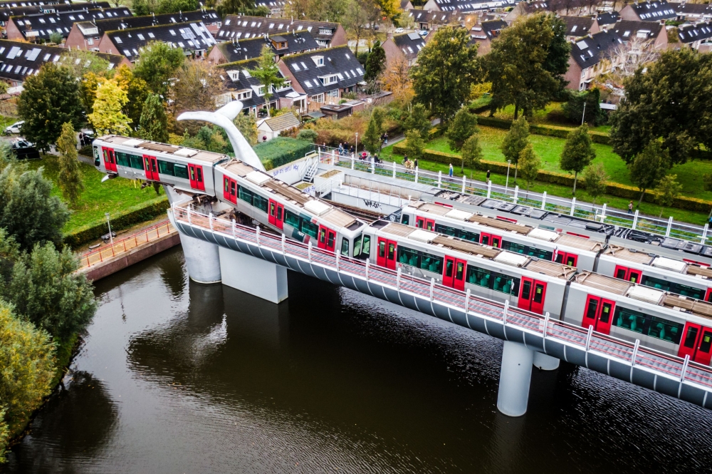 An aerial photo taken in Spijkenisse, on November 2, 2020 shows a metro train that shot through a stop block at De Akkers metro station, without making any casualty. Netherlands OUT / AFP / ANP / Jeffrey Groeneweg