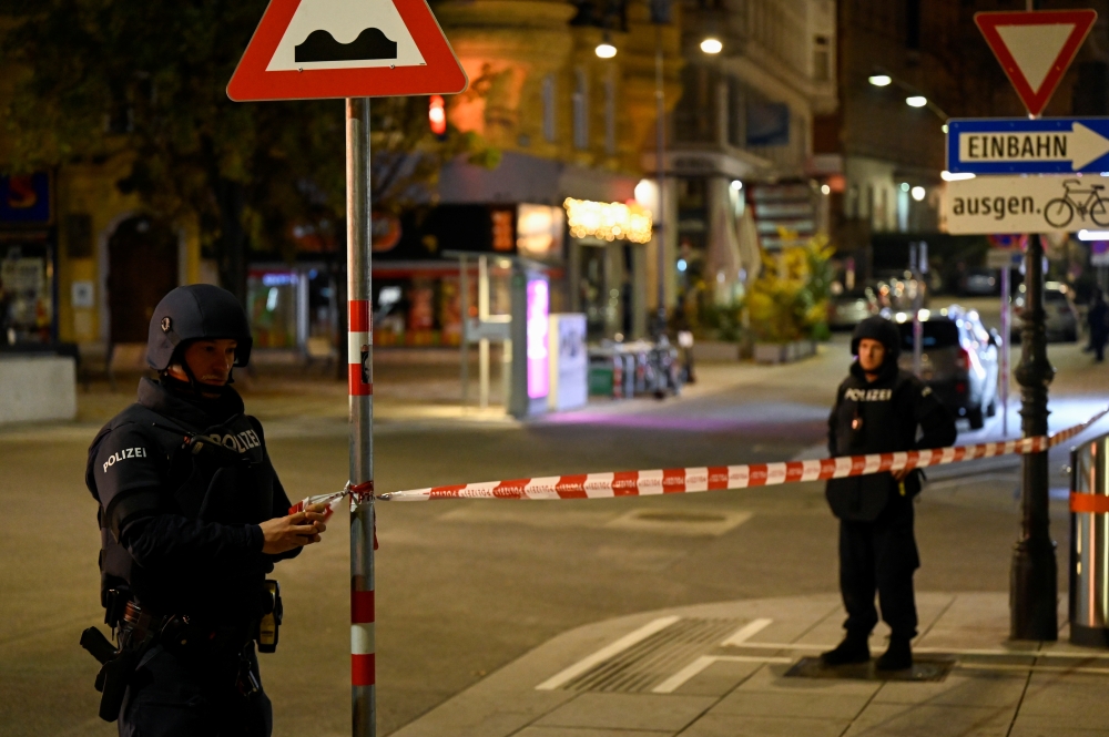 Police officers secure an area after exchanges of gunfire in Vienna, Austria November 3, 2020. REUTERS/Radovan Stoklasa