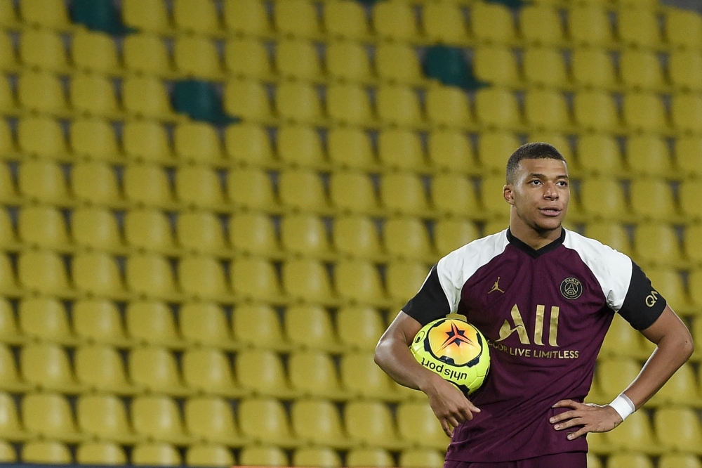 Paris Saint-Germain's French forward Kylian Mbappe waits before a penalty kick during the French L1 football match between FC Nantes and Paris Saint-Germain at the La Beaujoire stadium in Nantes, western France on October 31, 2020. / AFP / Sebastien SALOM